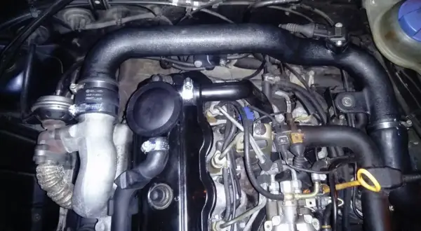 Silnik 1.9 TDI z widocznymi elementami układu dolotowego. Uszkodzona odma może powodować objawy takie jak dymienie i utrata mocy.