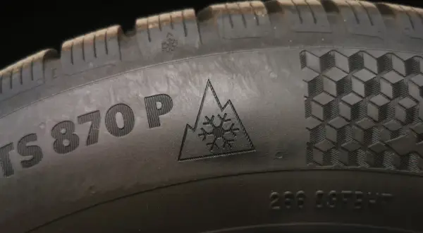 Symbol góry ze śnieżynką to znak, jak rozpoznać opony zimowe. Opona TS870P z oznaczeniem 3PMSF.