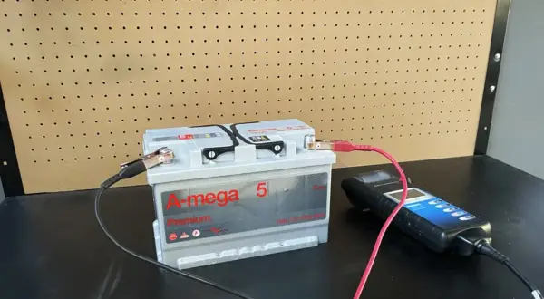 Akumulator A-mega Premium 75Ah 12V nie chce się ładować. Podłączony tester diagnostyczny pokazuje błąd.