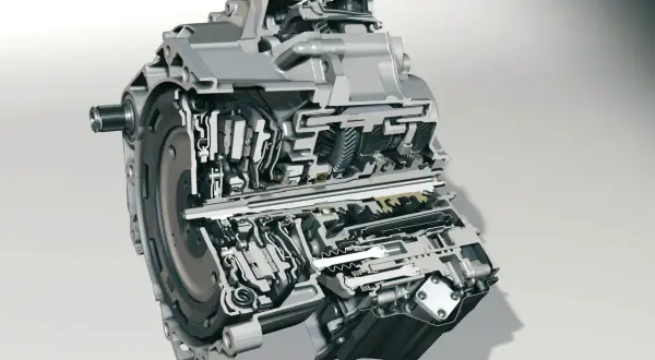 Przekrój skrzyni biegów DSG, ukazujący złożony mechanizm z kołami zębatymi i elementami hydraulicznymi.