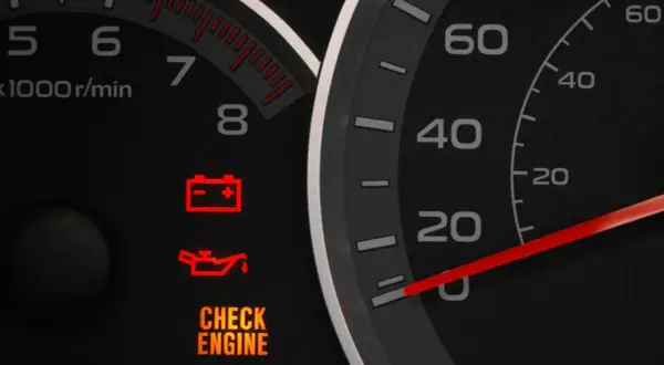 Kontrolki świecą: akumulator, ciśnienie oleju i "check engine". Auto nie odpala, co sugeruje poważny problem.
