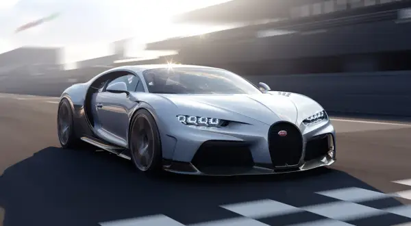 Srebrny Bugatti Chiron pędzi po torze, niemal natychmiast osiągając prędkość 100 km/h.