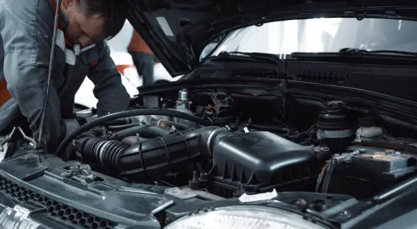 Mechanik sprawdza silnik, szukając objawów zapowietrzonego sprzęgła.