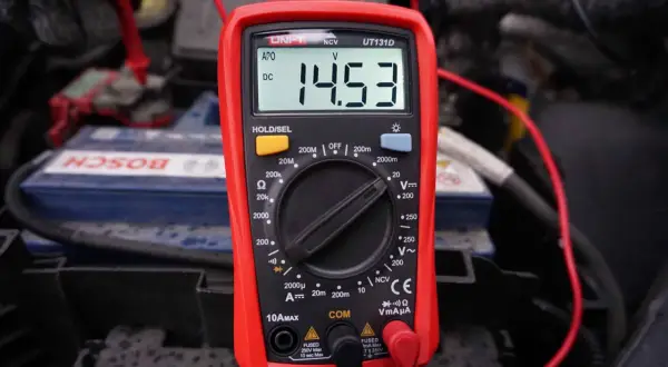 Multimetr pokazuje 14.53V, co oznacza, że akumulator ładuje się na postoju.