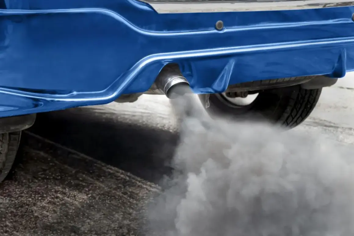 Dym z rury wydechowej niebieskiego samochodu. Zastanawiasz się, ile trwa wypalanie dpf na postoju?