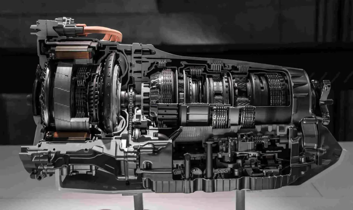 Przekrój skrzyni 7G-TRONIC z widocznymi elementami hydraulicznymi, sprzęgłem i zestawami kół zębatych.