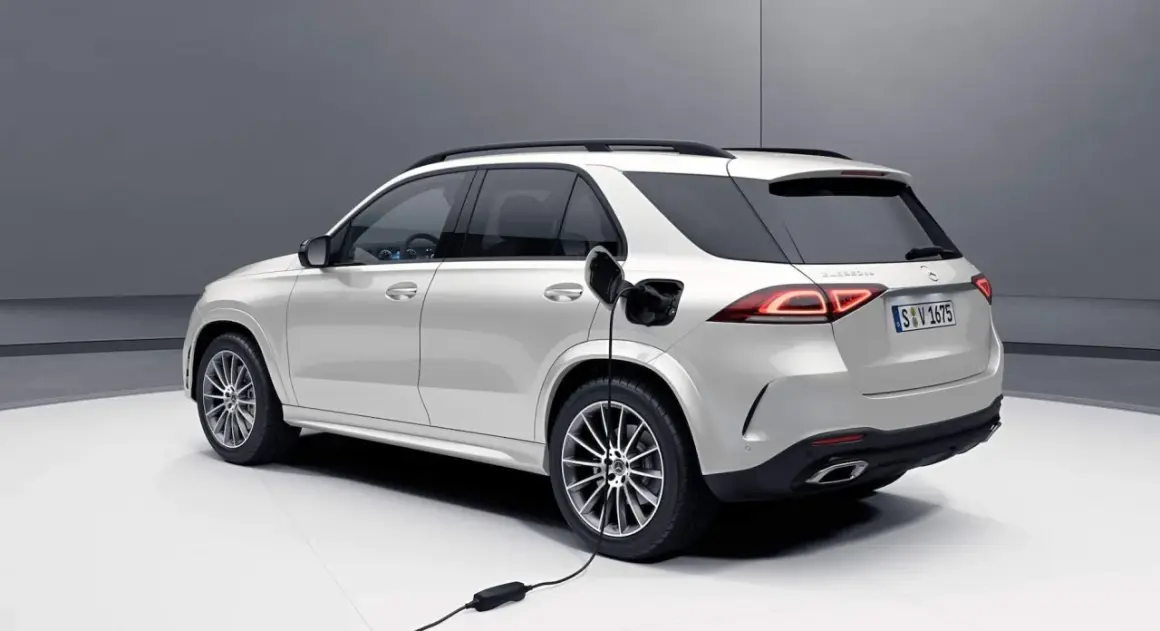 Biały SUV z wtyczką ładowania. Rozważając silnik hybrydowy wady i zalety, warto zwrócić uwagę na takie pojazdy.