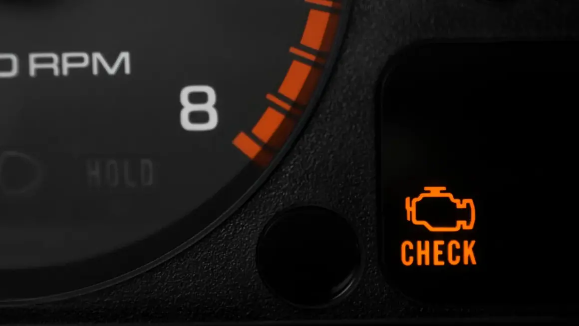 Pomarańczowa kontrolka "CHECK ENGINE" na desce rozdzielczej Hondy Civic. Znaczenie tej kontrolki może wskazywać na problem z silnikiem.