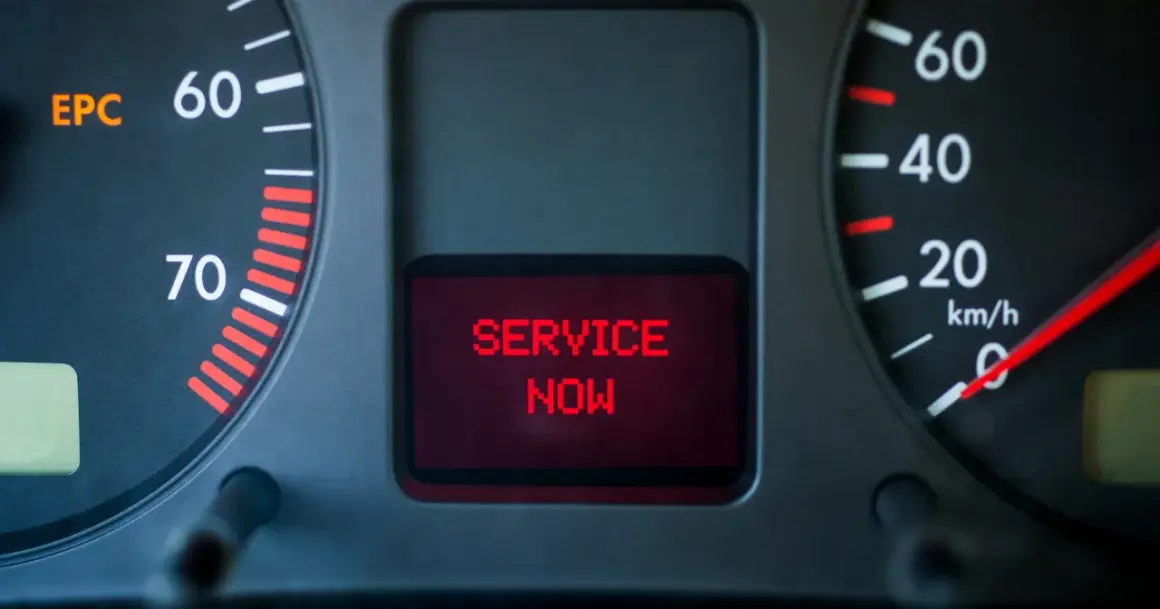 Na desce rozdzielczej Audi świeci się pomarańczowa kontrolka EPC i czerwony komunikat "SERVICE NOW".