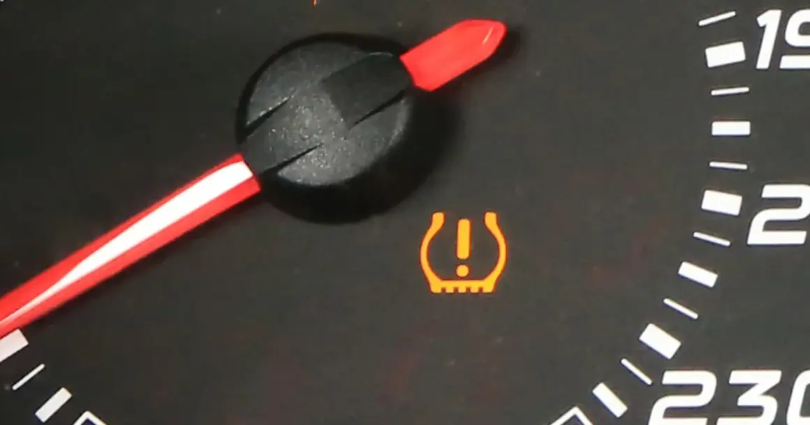 Kontrolka TPMS co to? Ostrzega o niskim ciśnieniu w oponach. Sprawdź ciśnienie, by zapewnić bezpieczeństwo.