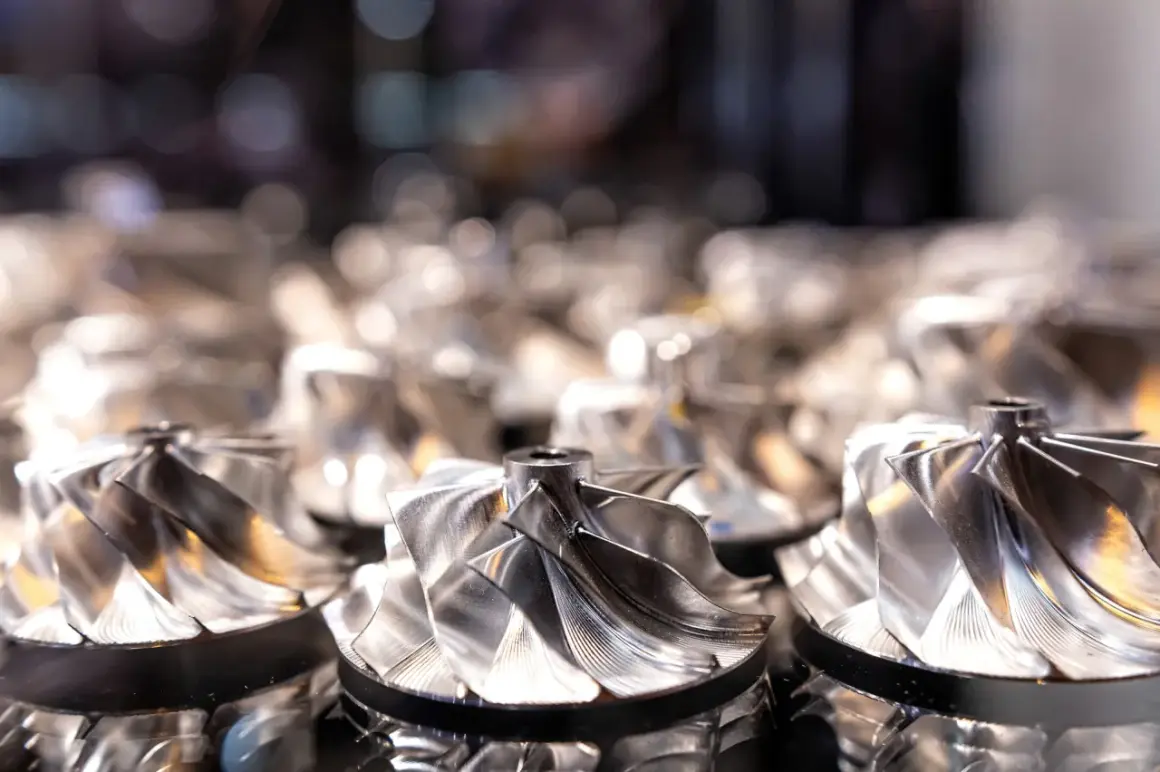 Metalowe wirniki turbosprężarek, kluczowe dla sprawdzenia turbiny w dieslu.