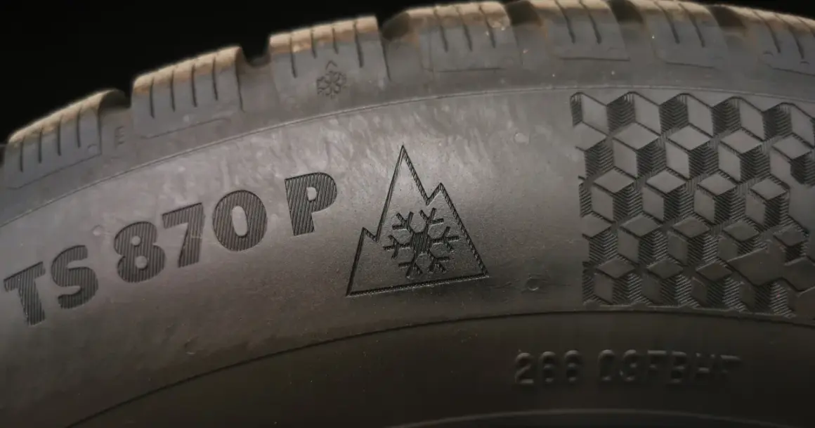 Symbol góry ze śnieżynką to znak, jak rozpoznać opony zimowe. Opona TS870P z oznaczeniem 3PMSF.