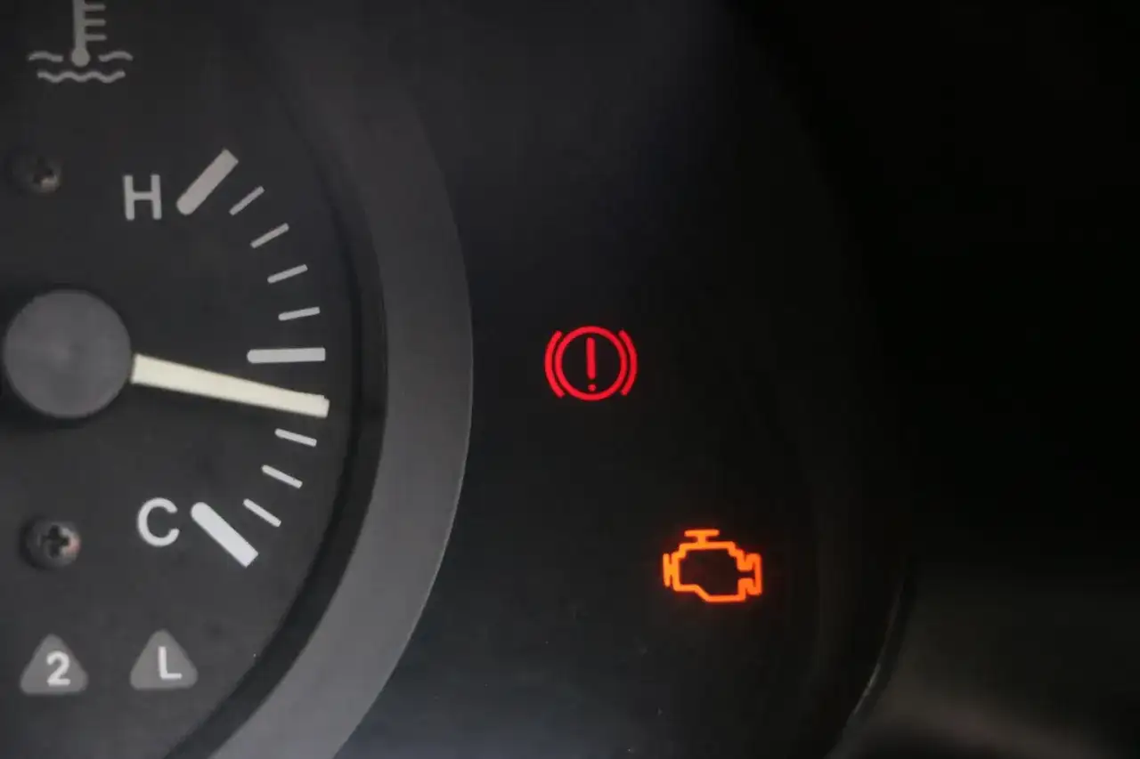 Kontrolka silnika w BMW - kiedy trzeba się zatrzymać?