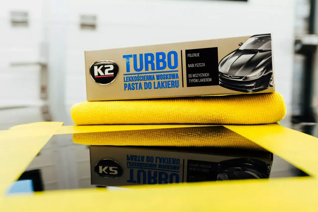 K2 Turbo pasta do lakieru i żółta mikrofibra – idealne do ręcznego polerowania samochodu dla lśniącego efektu.