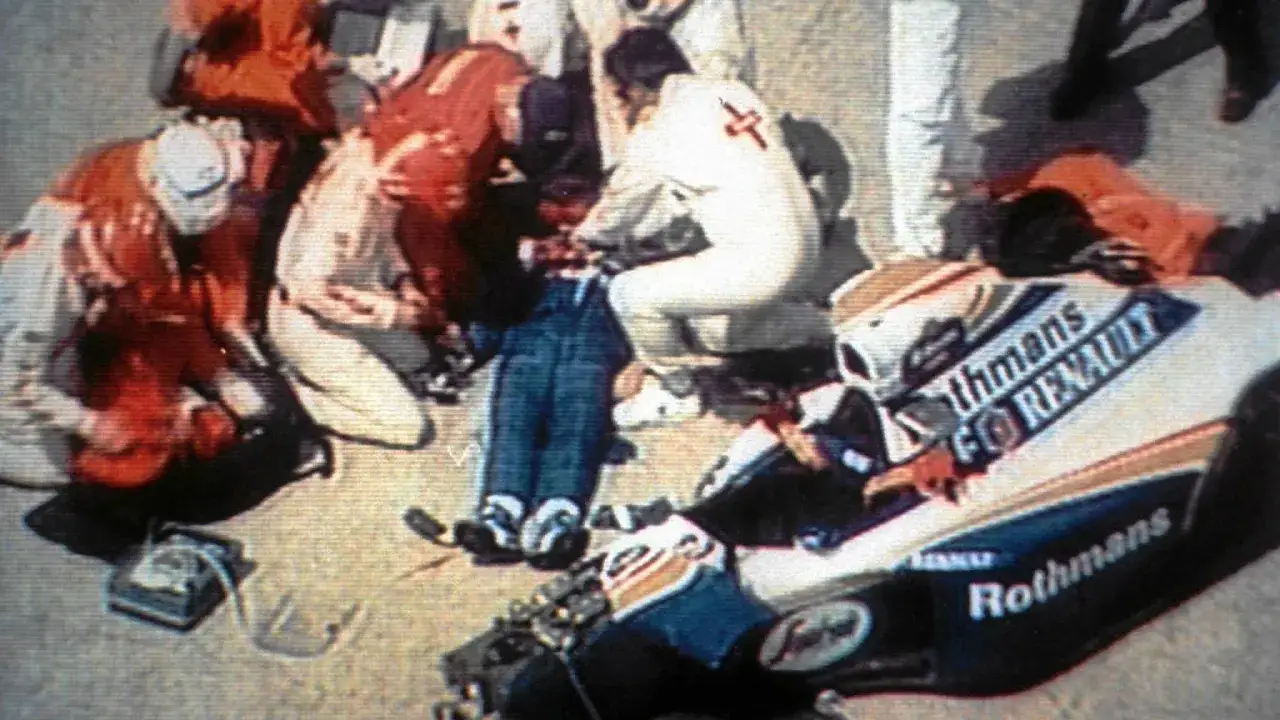 Ratownicy udzielają pomocy po tragicznym wypadku Ayrtona Senny. Widoczny fragment bolidu Williams Rothmans.