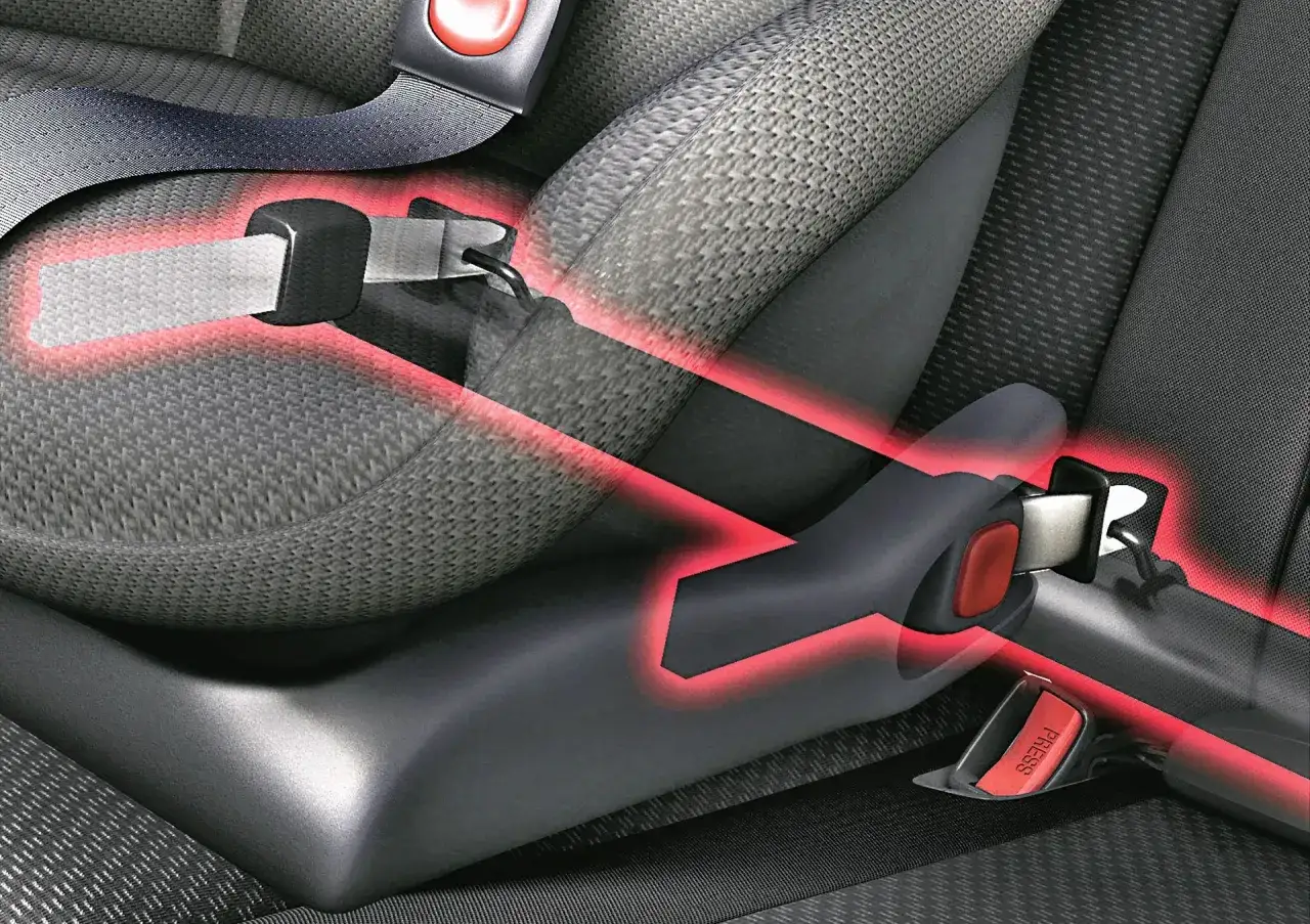 Widok na pasy bezpieczeństwa w samochodzie, pokazujący, jak wygląda isofix. Czerwone linie podkreślają punkty mocowania.