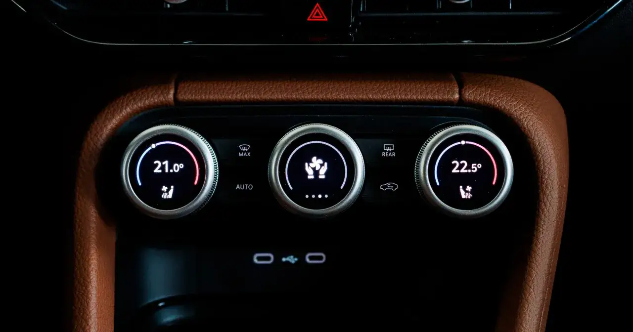 Panel sterowania klimatyzacji w samochodzie. Pokazuje temperatury 21°C i 22.5°C. Klimatronik co to? To system automatycznej regulacji temperatury.