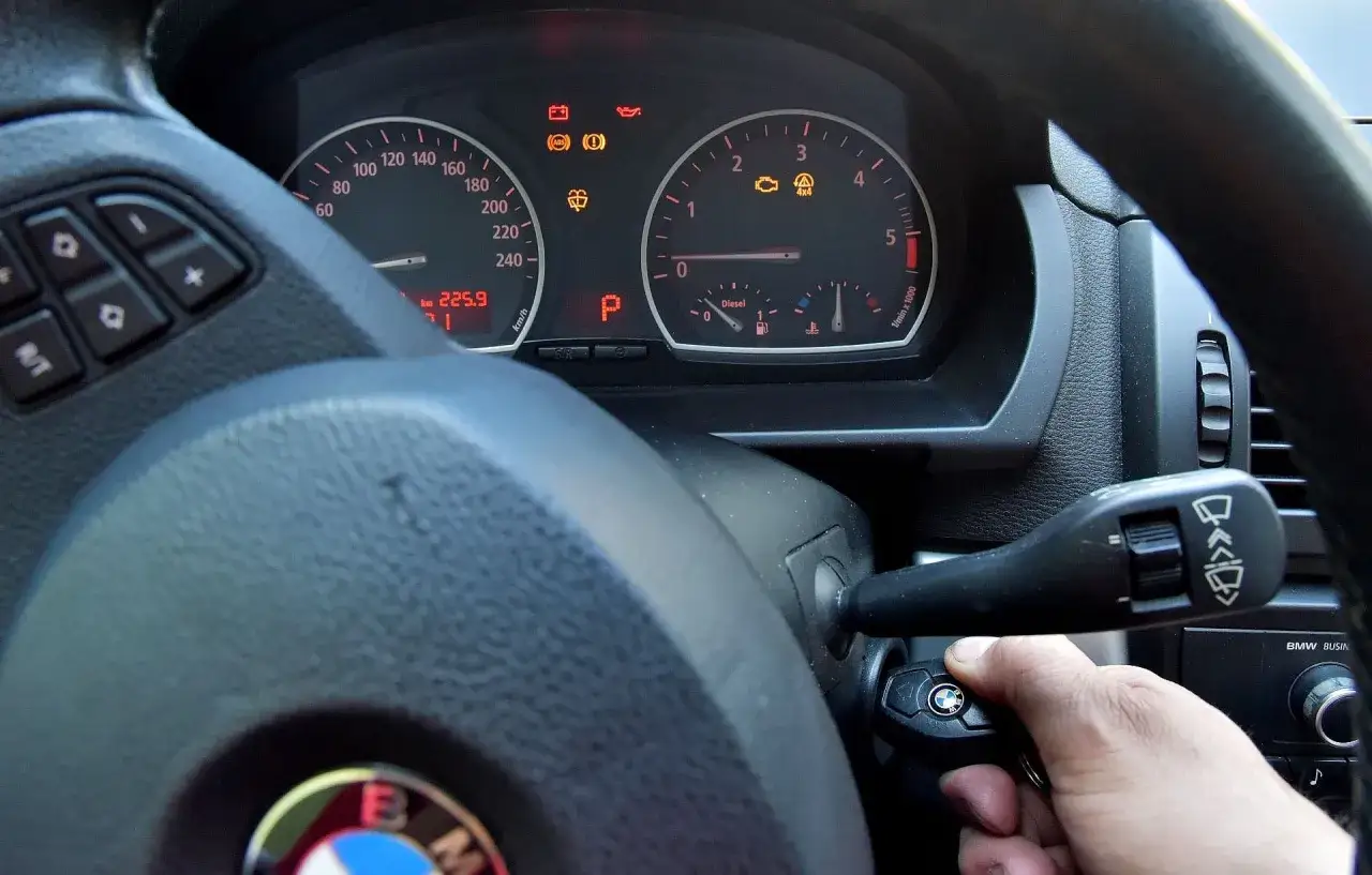 Kluczyk w stacyjce, kontrolki świecą, a auto nie odpala. Na desce rozdzielczej widoczne m.in. kontrolka silnika i 4x4.