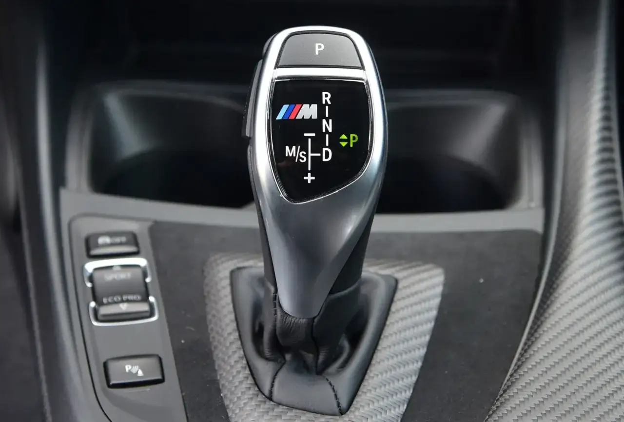 Dźwignia zmiany biegów BMW M. Zobacz, jak jeździć automatem, wybierając P, R, N, D lub tryb M/S.