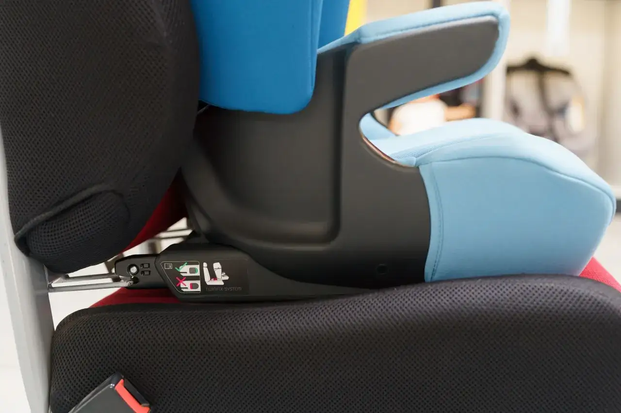 System Isofix co to? Widok na fotelik samochodowy z mocowaniem Isofix.