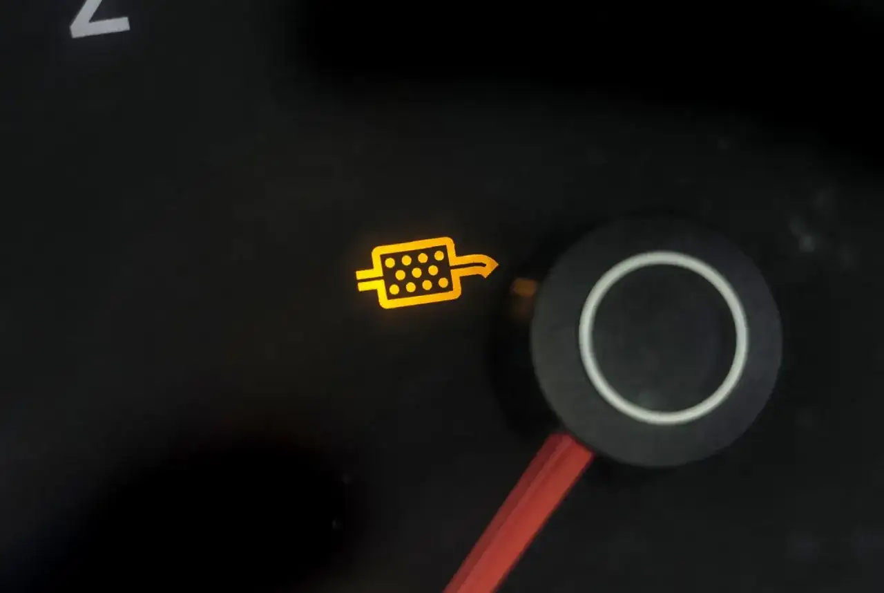 Kontrolka DPF świeci się, sugerując, że trwa wypalanie dpf na postoju. Czas regeneracji może się różnić.