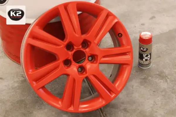 Pomarańczowa felga po malowaniu sprayem K2 Color Flex. Efekt odnowy gotowy!