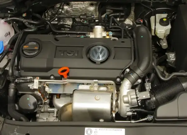 Silnik 1.4 TSI Volkswagena, z widocznym turbosprężarką i elementami układu dolotowego.