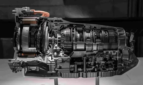 Przekrój skrzyni 7G-TRONIC z widocznymi elementami hydraulicznymi, sprzęgłem i zestawami kół zębatych.
