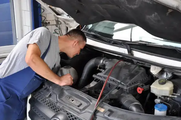Mechanik bada przyczynę falujących obrotów na ciepłym silniku diesel.