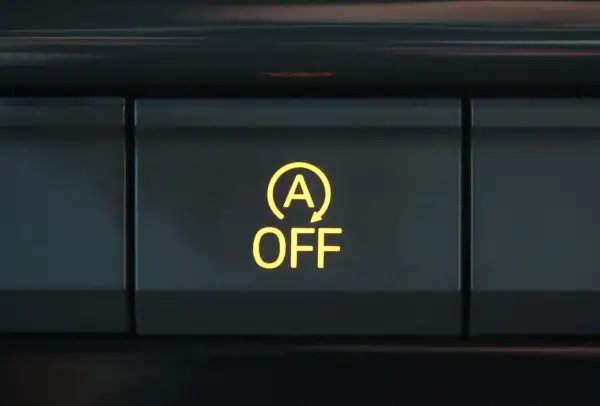 Przycisk "Start-Stop OFF" w samochodzie, wyłączający system automatycznego gaszenia silnika.