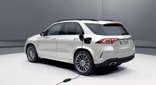Biały SUV z wtyczką ładowania. Rozważając silnik hybrydowy wady i zalety, warto zwrócić uwagę na takie pojazdy.