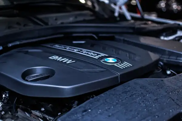 Silnik BMW z napisem "Turbo". Ten wysokoprężny silnik spalinowy to serce samochodu.
