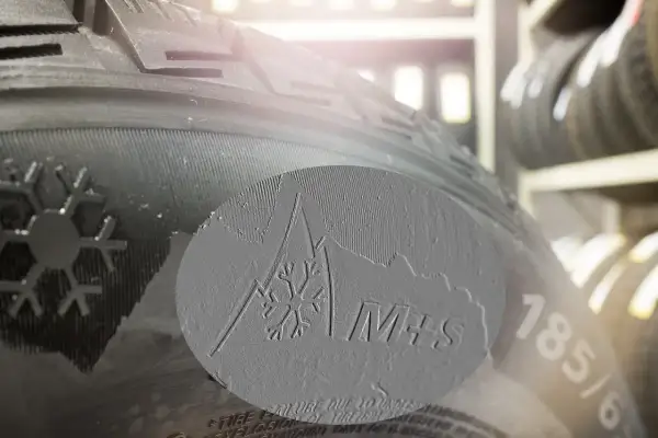 Oznaczenie opon wielosezonowych: symbol płatka śniegu i literki M+S na bieżniku.