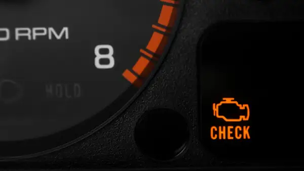 Pomarańczowa kontrolka "CHECK ENGINE" na desce rozdzielczej Hondy Civic. Znaczenie tej kontrolki może wskazywać na problem z silnikiem.