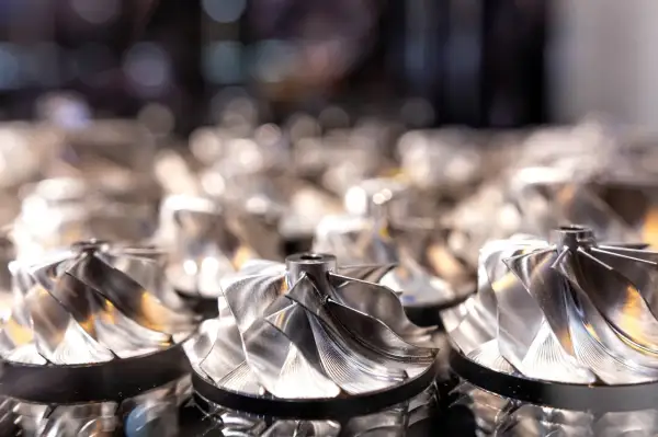 Metalowe wirniki turbosprężarek, kluczowe dla sprawdzenia turbiny w dieslu.