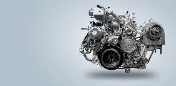 Złożony silnik wysokoprężny, z licznymi paskami i kołami pasowymi, budzi pytanie: silnik wysokoprężny to diesel czy benzyna?